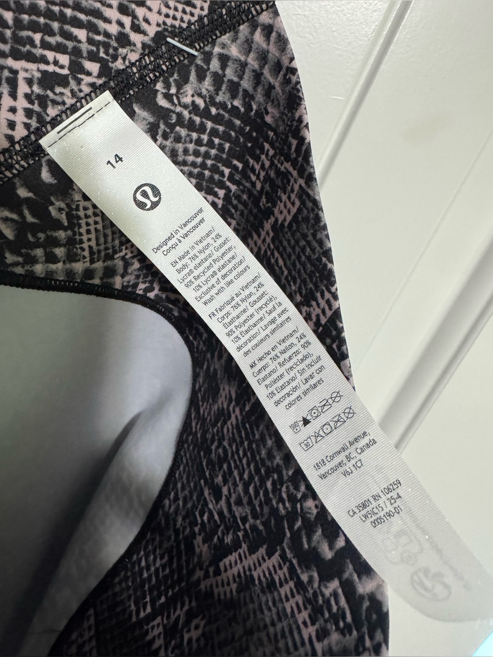 Lululemon Snake-Print GLOW UP SHR Leggings in Black and Pink SZ 14 28” NWT - Picture 4 of 5